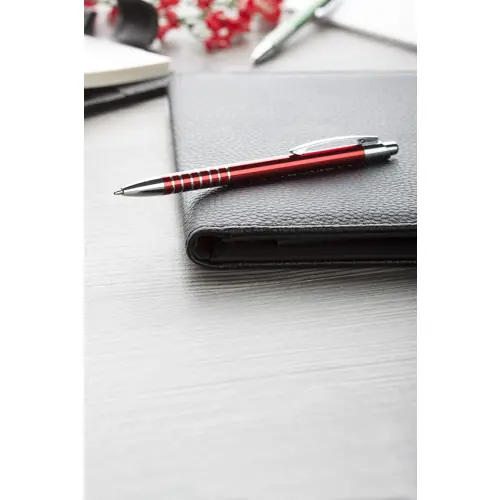 Penna a sfera in alluminio in colori assortiti e decorazione incisa ad anelli con meccanismo a scatto e refill blu