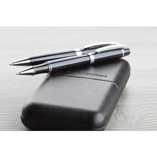 Set di penne a sfera e roller in metallo con finitura cromate lucide in confezione regalo in pelle PU e refill blu