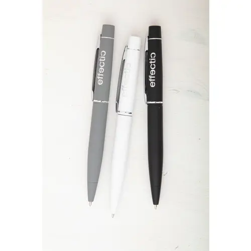 Penna a sfera in metallo e finitura gommata colorata con meccanismo a rotazione e refill blu