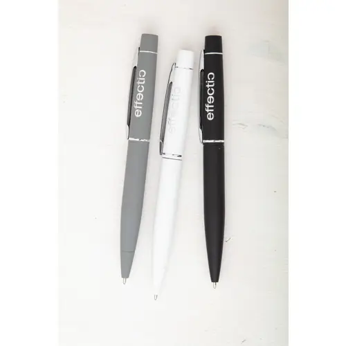 Penna a sfera in metallo e finitura gommata colorata con meccanismo a rotazione e refill blu