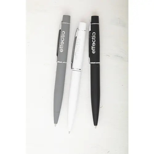 Penna a sfera in metallo e finitura gommata colorata con meccanismo a rotazione e refill blu