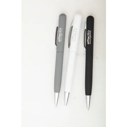 Penna a sfera in metallo con finitura gommata colorata e meccanismo a rotazione e refill blu