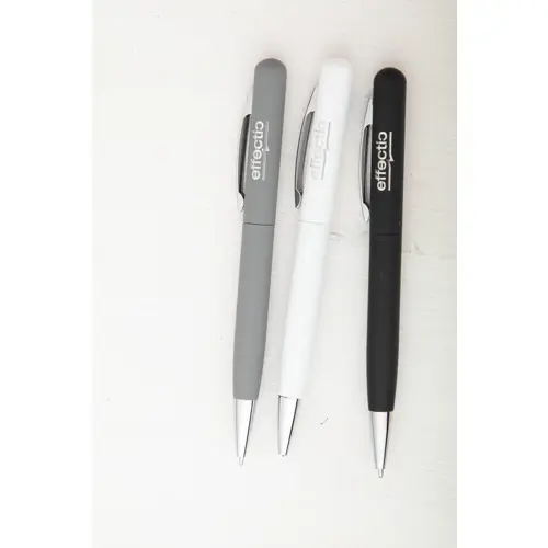 Penna a sfera in metallo con finitura gommata colorata e meccanismo a rotazione e refill blu