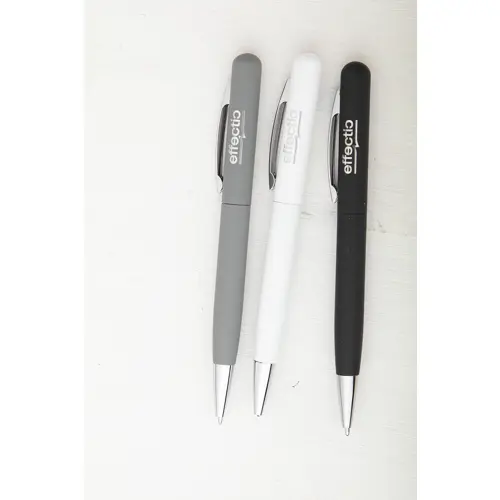 Penna a sfera in metallo con finitura gommata colorata e meccanismo a rotazione e refill blu