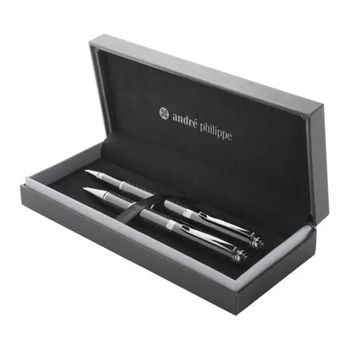 Set con penna a sfera con meccanismo a rotazione e penna roller in metallo con fusto in carbonio in scatola regalo e refill blu