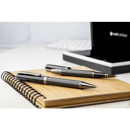 Set con penna a sfera con meccanismo a rotazione e penna roller in metallo con fusto in carbonio in scatola regalo e refill blu