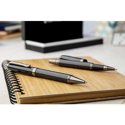 Set con penna a sfera con meccanismo a rotazione e penna roller in metallo con fusto in carbonio in scatola regalo e refill blu