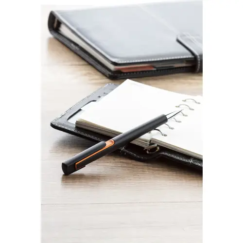 Penna a sfera in plastica nera con particolari colorati e con meccanismo a scatto e refill blu