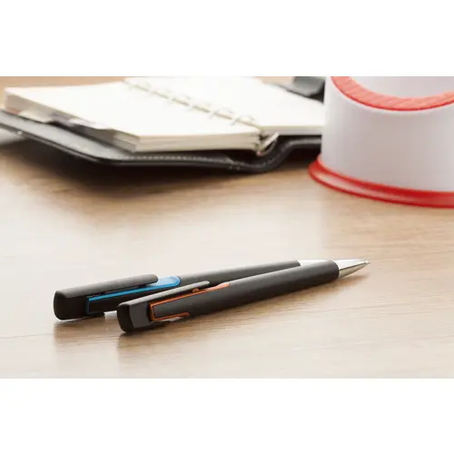 Penna a sfera in plastica nera con particolari colorati e con meccanismo a scatto e refill blu