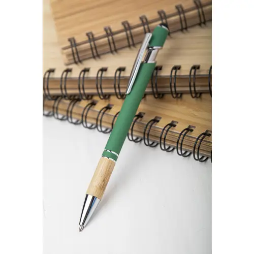 Penna a sfera in alluminio con impugnatura in bambù e finitura gommata colorata e punta touch e con meccanismo a scatto e refill blu