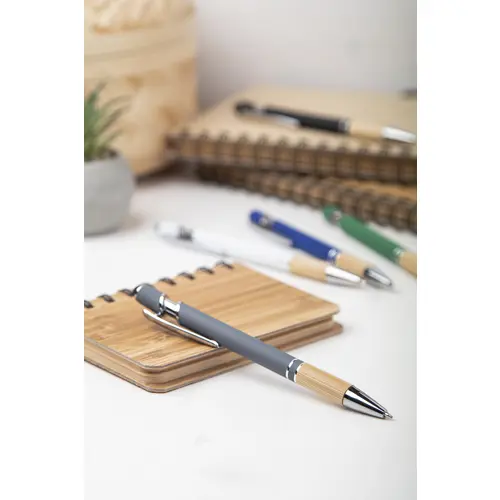 Penna a sfera in alluminio con impugnatura in bambù e finitura gommata colorata e punta touch e con meccanismo a scatto e refill blu