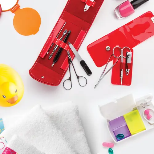 Set manicure in custodia di PVC colorata