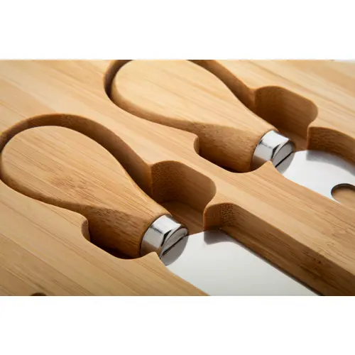 Set natalizio composto da tagliere a forma di albero e due coltelli per formaggio