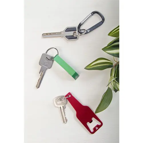 Portachiavi con apribottiglie in alluminio riciclato a forma di bottiglia