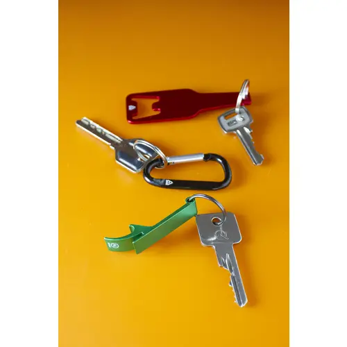 Portachiavi con apribottiglie in alluminio riciclato a forma di bottiglia