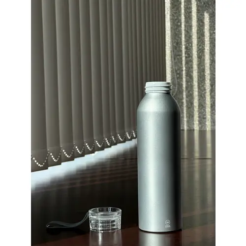 Borraccia in alluminio riciclato e laccio in silicone da 600ml