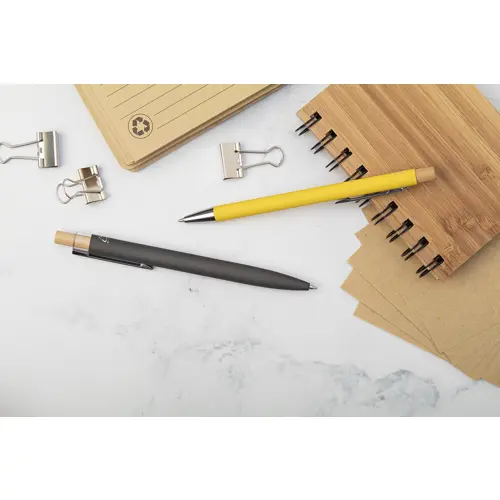 Penna a sfera in alluminio riciclato finitura gommata pulsante in bambù e clip cromata con refill blu