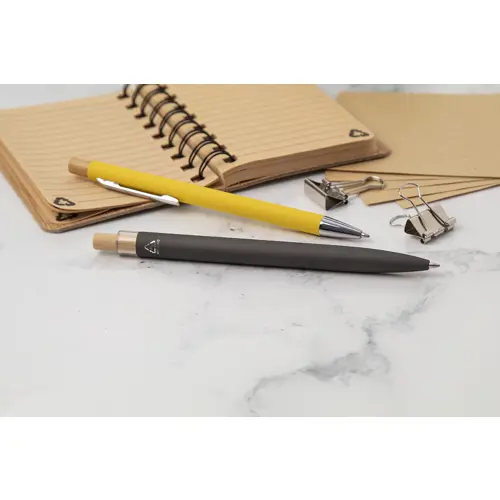 Penna a sfera in alluminio riciclato finitura gommata pulsante in bambù e clip cromata con refill blu