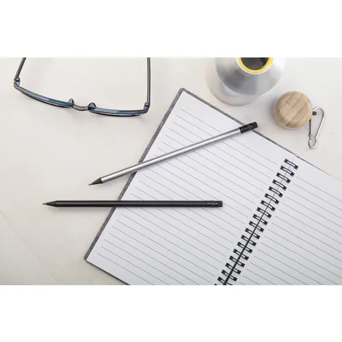 Matita HB temperata in legno di colore nero con finitura metallizzata e gomma nera