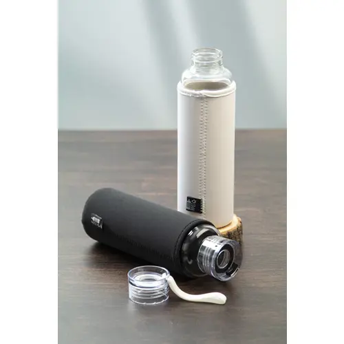 Borraccia in vetro riciclato da 550ml con coperchio in PS custodia in neoprene RPET e cinturino in silicone