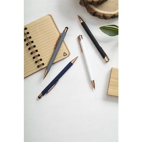 Penna a sfera in alluminio riciclato con finitura gommata e touch screen dettagli color oro rosa e refill blu