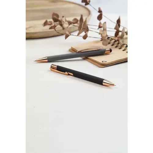 Penna a sfera in alluminio riciclato con finitura gommata e touch screen dettagli color oro rosa e refill blu