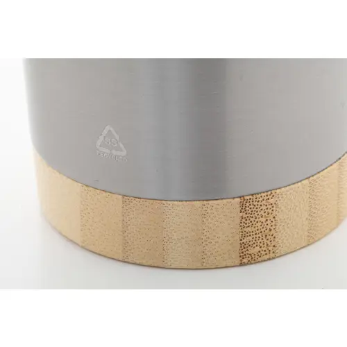 Tazza termica da 600ml in acciaio inox riciclato con base in bambù e coperchio in plastica AS
