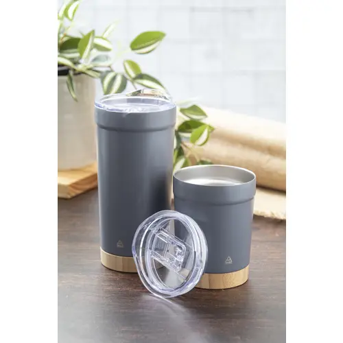 Tazza termica da 600ml in acciaio inox riciclato con base in bambù e coperchio in plastica AS