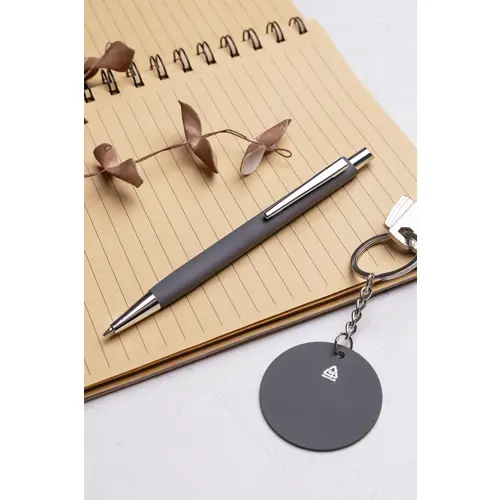 Set regalo con penna refill blu e portachiavi in alluminio riciclato con finitura gommata