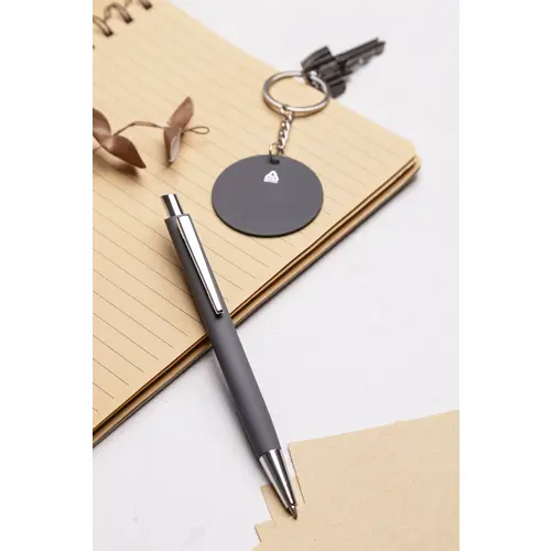 Set regalo con penna refill blu e portachiavi in alluminio riciclato con finitura gommata