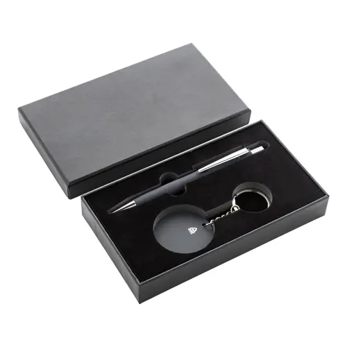 Set regalo con penna refill blu e portachiavi in alluminio riciclato con finitura gommata