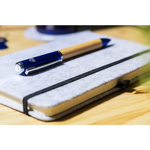 Penna a sfera in bambù e plastica riciclata a rotazione torcia LED e refill blu 