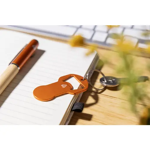 Portachiavi in alluminio riciclato con apribottiglie e inserto gettone per carrello spesa