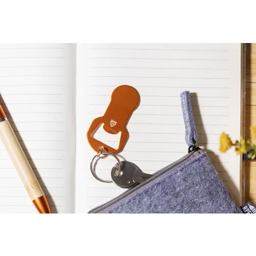 Portachiavi in alluminio riciclato con apribottiglie e inserto gettone per carrello spesa