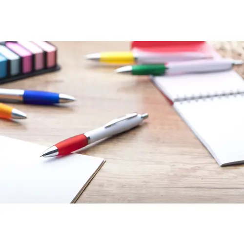 Penna a sfera in plastica con corpo bianco e impugnatura in gomma colorata con meccanismo a scatto e refill blu