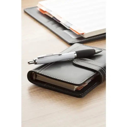 Penna a sfera in plastica con corpo bianco e impugnatura in gomma colorata con meccanismo a scatto e refill blu