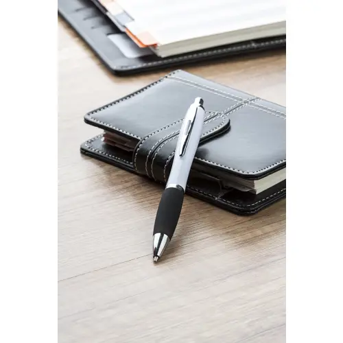 Penna a sfera in plastica con corpo bianco e impugnatura in gomma colorata con meccanismo a scatto e refill blu