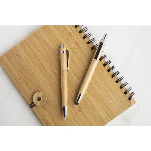 Penna a sfera bambù e finiture in metallo con meccanismo a scatto e refill blu