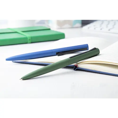 Penna a sfera in alluminio con finitura opaca disponibile in vari colori e con meccanismo a scatto e refill blu