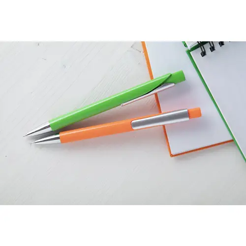 Penna a sfera in plastica colorata con meccanismo a scatto e refill blu