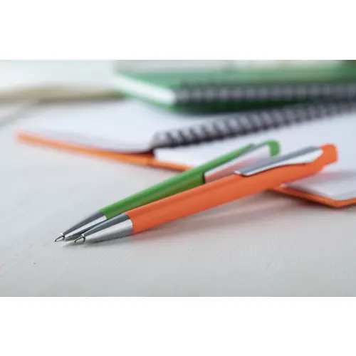 Penna a sfera in plastica colorata con meccanismo a scatto e refill blu