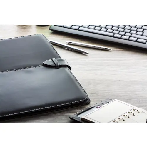 Cartella in pelle con blocco appunti in formato A5 con fogli a righe e tasche interne