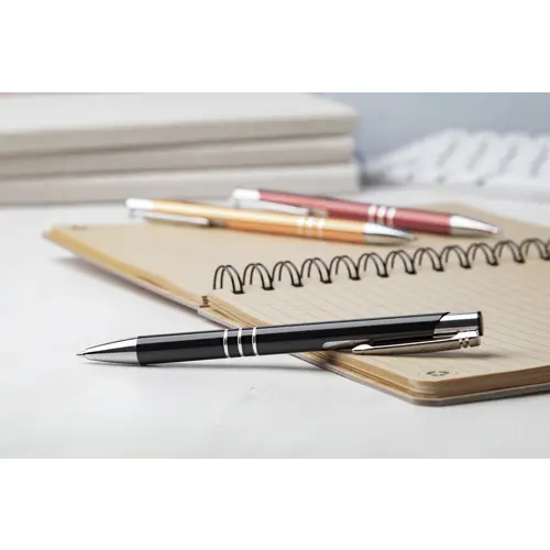 Penna a sfera in alluminio anodizzato in diversi colori con meccanismo a scatto e refill blu