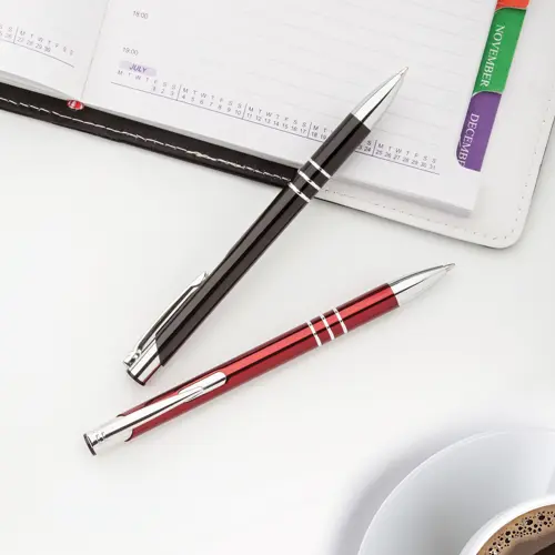 Penna a sfera in alluminio anodizzato in diversi colori con meccanismo a scatto e refill blu