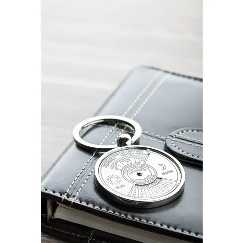 Portachiavi in metallo con calendario perpetuo