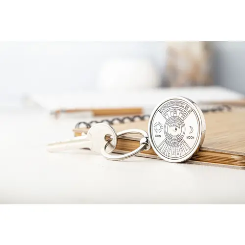 Portachiavi in metallo con calendario perpetuo