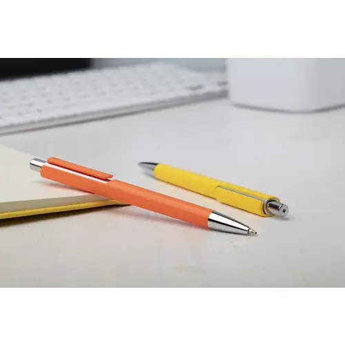 Penna a sfera in plastica corpo colorato e parti cromate con refill blu