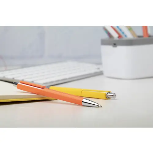 Penna a sfera in plastica corpo colorato e parti cromate con refill blu