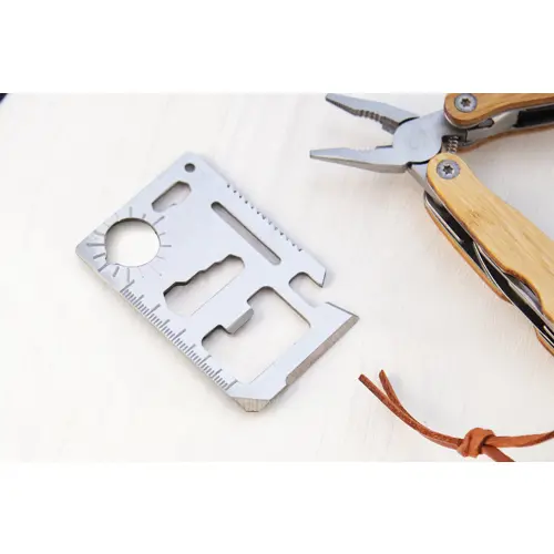 Utensile a forma di carta di credito in acciaio inox con 11 funzioni e astuccio di plastica 79×56×3 mm