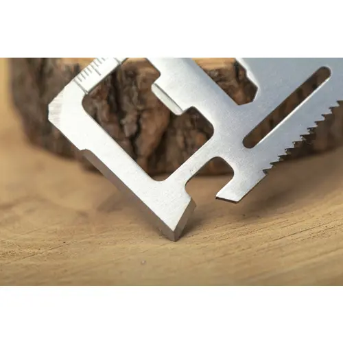 Utensile a forma di carta di credito in acciaio inox con 11 funzioni e astuccio di plastica 79×56×3 mm